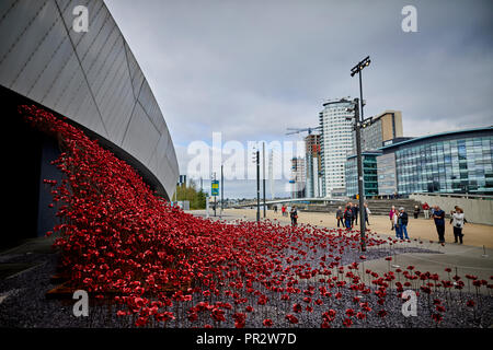 IWMN Wave cascade mehrere Tausend handgefertigte Keramik Mohnblumen Skulpturen des Künstlers Paul Cummins und Designer Tom Piper im Imperial War Museum North Stockfoto