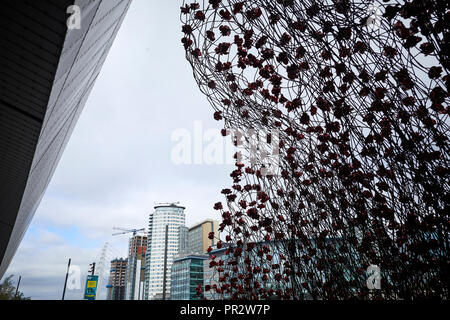 IWMN Wave cascade mehrere Tausend handgefertigte Keramik Mohnblumen Skulpturen des Künstlers Paul Cummins und Designer Tom Piper im Imperial War Museum North Stockfoto