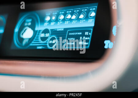 Holz und led-Interface Design. Futuristische Control Panel und Dashboard, Details von einem neuen Konzept für Yacht und Schiff Navigation. GPS-Systeme. Stockfoto