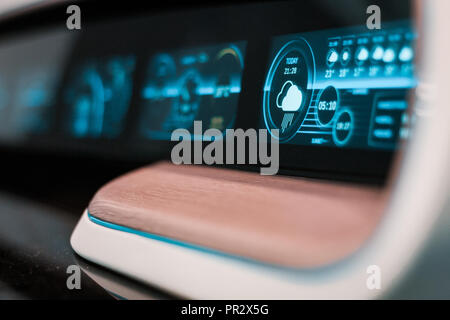 Holz und led-Interface Design. Futuristische Control Panel und Dashboard, Details von einem neuen Konzept für Yacht und Schiff Navigation. GPS-Systeme. Stockfoto