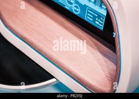 Holz und led-Interface Design. Futuristische Control Panel und Dashboard, Details von einem neuen Konzept für Yacht und Schiff Navigation. GPS-Systeme. Stockfoto