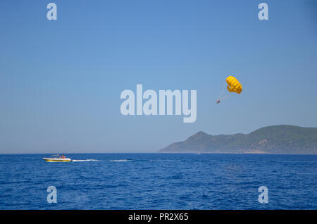 Gleitschirmfliegen in der Türkei Strand im Sommer. Stockfoto