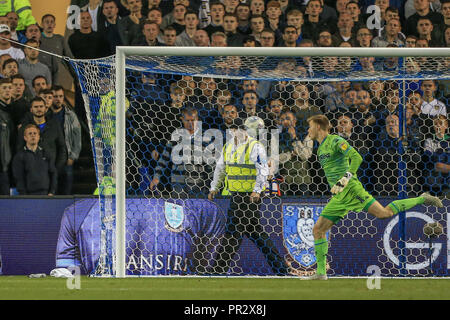 28. September 2018, Hillsborough, Sheffield, England; Sky Bet Meisterschaft, Sheffield Mittwoch v Leeds Utd: Adam Reichweite von Sheffield Mittwoch Kerben zu machen es 1-0 Credit: Mark Cosgrove/News Bilder, Englische Fußball-Liga Bilder unterliegen DataCo Lizenz Stockfoto