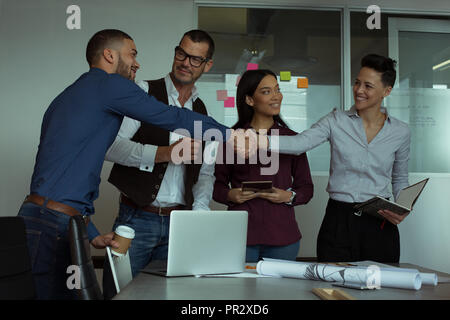 Führungskräfte mit einander interagieren im Büro Stockfoto