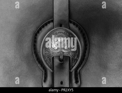 Vintage silbernen Schnalle auf schwarzem Leder, schwarz-weiß Foto, in der Nähe Stockfoto