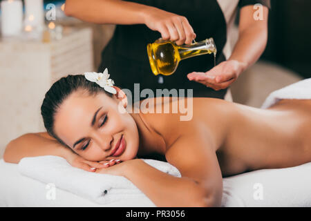 Entspannende Frau, Massage mit Öl Stockfoto