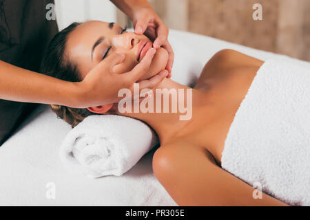 Schöne Frau mit Gesicht Massage im Spa Salon Stockfoto