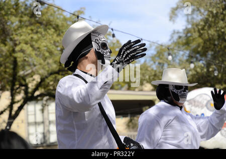 Männer verkleidet mit Skelett Masken; Tag der Toten Feier in San Antonio, Texas, USA; Oktober 2017. Stockfoto