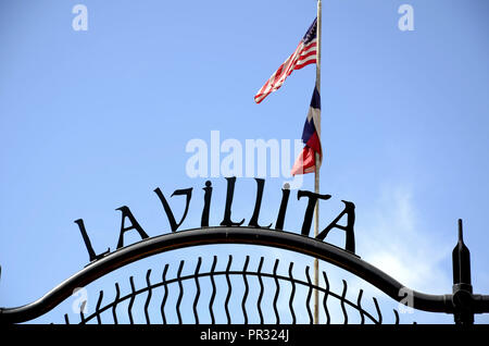 Über dem Eingangstor zu La Villita Plaza in San Antonio, Texas, USA unterzeichnen. Stockfoto