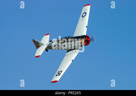 North American T-6 Harvard, Texan, im Besitz von Maurice Hammond, der bei einer Flugschau im blauen Himmel fliegt Stockfoto