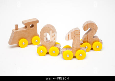 Holz- Nummern 0, 1, 2, 3,4,5 Buchstaben Autos zug Alphabet mit gelben Räder auf weißem Hintergrund. Frühkindliche Bildung, Lernen zu zählen, presch Stockfoto