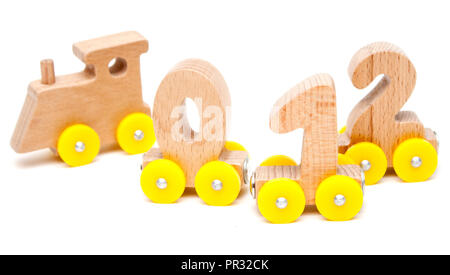 Holz- Nummern 0, 1, 2, 3,4,5 Buchstaben Autos zug Alphabet mit gelben Räder auf weißem Hintergrund. Frühkindliche Bildung, Lernen zu zählen, presch Stockfoto