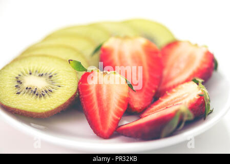 Kiwi und Erdbeeren auf Platte Stockfoto