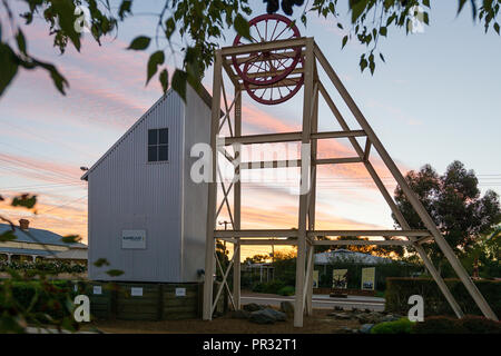 Fördergerüst feiern Bergbauvergangenheit in Main Street, westonia Western Australia Stockfoto