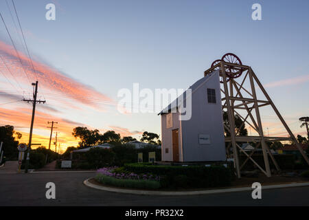 Fördergerüst feiern Bergbauvergangenheit in Main Street, westonia Western Australia Stockfoto