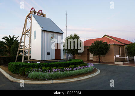 Fördergerüst feiern Bergbauvergangenheit in Main Street, westonia Western Australia Stockfoto