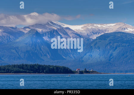 Berge steigen über einen kleinen Leuchtturm in Auke Bay, Alaska Stockfoto