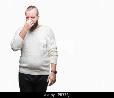 Junge kaukasier hipster Mann winter Pullover über isolierte Hintergrund riechen etwas stinkig und ekelhaft, unerträglichen Geruch, Holding breat Stockfoto