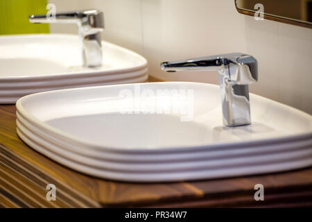 Chrom Wasserhahn und zwei Waschbecken auf Holz Waschtisch Stockfoto