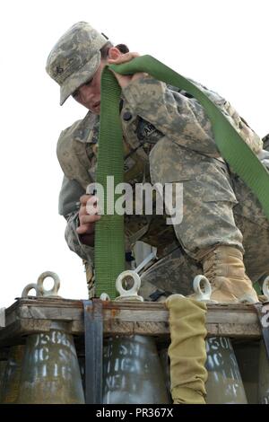 Indiana National Guard Pfc, Jaylynn Duggins, von Evansville und ein LKW-Fahrer für die Firma F der 76th Infantry Brigade Combat Team, 113 Brigade Support Battalion, Orte einer Plane auf der Oberseite eines Anhängers in Fort Polk, Louisiana, Samstag, 22. Juli 2017. Stockfoto