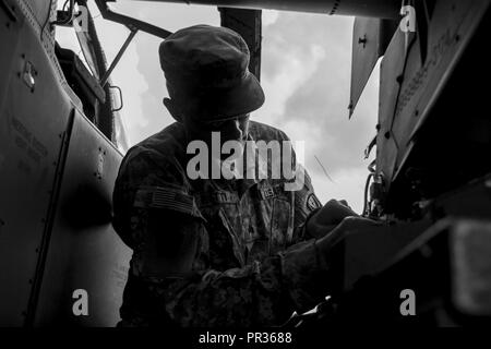 Sgt. John Gatti, mit 1St Bataillon, 130 Luftfahrt, North Carolina Army National Guard, passt die Waffen Auswurfsystem auf einem AH-64D Apache Kampfhubschrauber am Joint Readiness Training Center, Fort Polk, Louisiana, 22. Juli 2017. Stockfoto