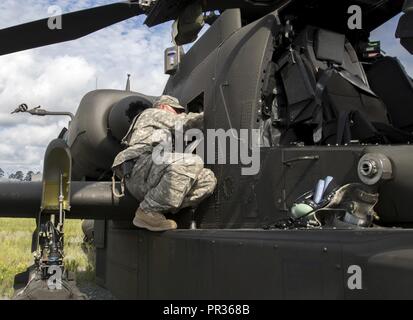 Chief Warrant Officer 3 Scott Richardson, mit 1St Bataillon, 130 Luftfahrt, North Carolina Army National Guard, Preforms ein Preflight check auf einem AH-64D Apache Kampfhubschrauber am Joint Readiness Training Center, Fort Polk, Louisiana, 22. Juli 2017. Stockfoto