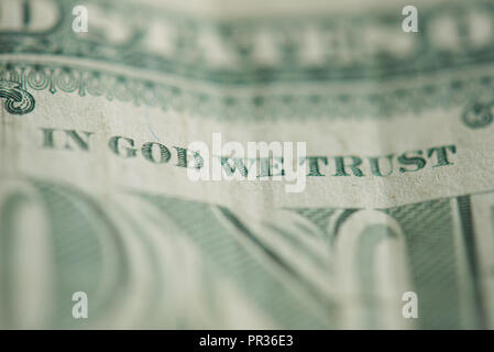 Auf Gott vertrauen wir Satz auf Dollar banknote Nähe zu sehen. Stockfoto