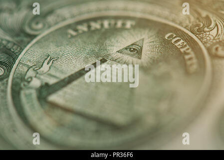 Großes Siegel Pyramide mit Auge auf Dollar banknote Nähe zu sehen. Stockfoto