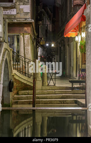 Schmale Straße zwischen alten Backsteinhäusern in Venedig, Italien. Stockfoto