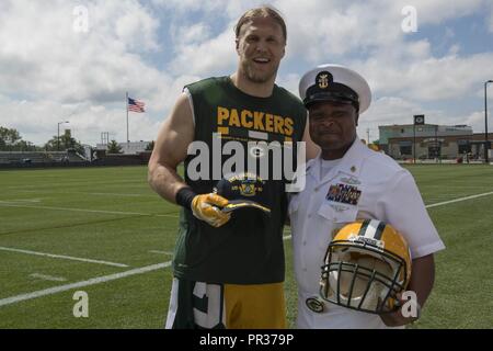 GREEN BAY, Wis (28. Juli 2017) - David Robinson jr., Command Master Chief, USS Green Bay LPD (20), Green Bay Packers linebacker Clay Matthews III mit einem Schiff Ball Cap am Rande der Praxis Feld die Verpacker' während Green Bay/Fuchs Städte Marine Woche. Marine Woche Programme dienen als wichtigste übertreffen Bemühung der U.S. Navy in Gebieten des Landes, die eine bedeutende Marine Präsenz fehlt, hilft die Amerikaner verstehen, dass ihre Marine auf der ganzen Welt bereitgestellt wird, rund um die Uhr, bereit, Amerika zu verteidigen. Stockfoto