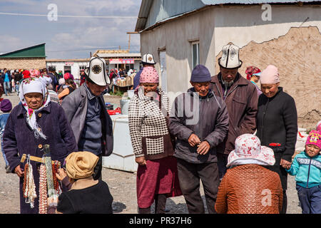 Schön gelegen in der Zaalay Alay Tal zwischen den Bergen und dem Pamir, Sary Mogol ist der Ausgangspunkt für verschiedene Wanderungen. Stockfoto