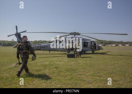 CAMP ÄSCHE, Mich - US-Marines von Echo Company, 4 Reconnaissance Battalion, 4th Marine Division, Marine Reserve, für eine helocast Übung von einem US-Marine Sikorsky SH-60 Seahawk vom Meer Combat Squadron 22 Vorbereiten, am Lager Äsche gemeinsame Manöver Training Center, Michigan, während der übung Northern Strike 17, 31. Juli 2017. Helocasting ist eine zerstreute Technik von kleinen Einheiten und spezielle Funktionen für den Einsatz in militärischen Bereichen eingesetzt. Übung Northern Strike ist ein National Guard Bureau - geförderte Ausbildung übung, vereint Service Mitglieder aus mehreren Branche Stockfoto