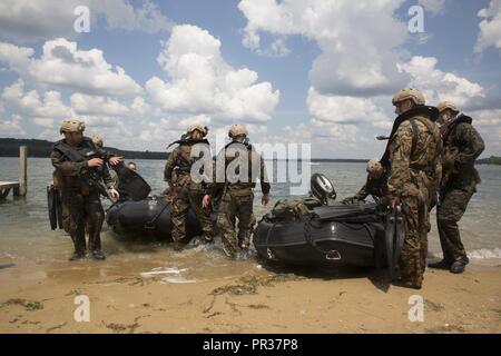 CAMP ÄSCHE, Mich - US-Marines von Echo Company, 4 Reconnaissance Battalion, 4th Marine Division, Marines Kräfte finden, deren Bekämpfung Gummi überfällt, Handwerk, und ziehen Sie ihn aus dem See Margrethe, am Lager Äsche gemeinsame Manöver Training Center, Michigan, während der übung Northern Strike 2017, 31. Juli 2017. Die Marines praktiziert das Springen von einem US-Marine Sikorsky SH-60 Seahawk vom Meer Combat Squadron 22, auf einer Höhe von 10 Fuß mit einem vollen bekämpfen laden. Northern Strike 17 bereitet die Marines aus über 4. Marine Division, wie sie für Integrierte Übung 2018 und zukünftige Mobilisierungen vorbereiten und Stockfoto