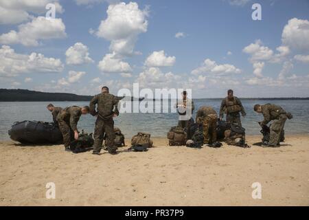 CAMP ÄSCHE, Mich - US-Marines von Echo Company, 4 Reconnaissance Battalion, 4th Marine Division, Marines Kräfte finden, überprüfen Sie Ihren Gang nach Durchführung einer helocast Übung in See Margrethe in Camp Äsche gemeinsame Manöver Training Center, Michigan, während der übung Northern Strike 2017, 31. Juli 2017. Northern Strike 17 bereitet die Marines aus über 4. Marine Division, wie sie für Integrierte Übung 2018 und zukünftige Mobilisierungen und Bereitstellungen vorbereiten. Stockfoto