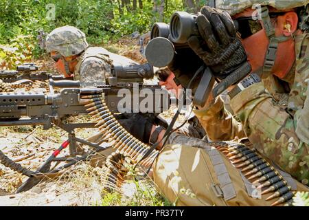 Soldaten der Pennsylvania National Guard, Alpha Company, 1.BATAILLON, 158 Infanterie Regiment, Tucson, Arizona, unterstützen Feuer am 31. Juli 2017 Während einer Live Fire Training als Teil der Übung Northern Strike 17. Northern Strike ist ein National Guard Bureau - geförderte Übung vereint rund 5.000 Service Mitglieder aus 13 Mitgliedstaaten und fünf Koalition Ländern während der ersten beiden Wochen im August 2017 im Camp Äsche gemeinsame Manöver Training Center und die alpena Combat Readiness Training Center, beide im nördlichen Michigan gelegen und durch die Michigan National Guard betrieben. Die neu akkreditieren. Stockfoto