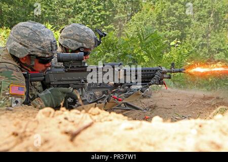 Soldaten der Pennsylvania National Guard, Alpha Company, 1.BATAILLON, 158 Infanterie Regiment, Tucson, Arizona, unterstützen Feuer mit einem M240 Bravo am 31. Juli 2017 Während einer Live Fire Training als Teil der Übung Northern Strike 17. Northern Strike ist ein National Guard Bureau - geförderte Übung vereint rund 5.000 Service Mitglieder aus 13 Mitgliedstaaten und fünf Koalition Ländern während der ersten beiden Wochen im August 2017 im Camp Äsche gemeinsame Manöver Training Center und die alpena Combat Readiness Training Center, beide im nördlichen Michigan gelegen und durch die Michigan National Guard betrieben. Stockfoto