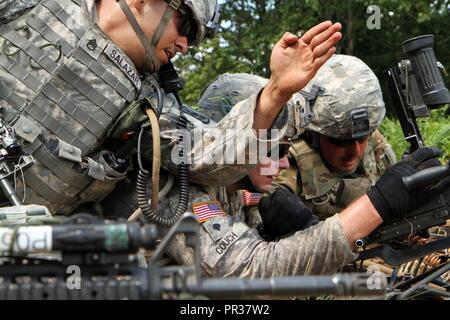 Staff Sgt. Daniel Salazar der Pennsylvania National Guard, Alpha Company, 1.BATAILLON, 158 Infanterie Regiment, Tucson, Arizona, identifiziert die Brandausbreitung Ziele während eines Live Fire Training Juli 31, 2017 als Teil der Nördlichen Streik 17. Northern Strike ist ein National Guard Bureau - geförderte Übung vereint rund 5.000 Service Mitglieder aus 13 Mitgliedstaaten und fünf Koalition Ländern während der ersten beiden Wochen im August 2017 im Camp Äsche gemeinsame Manöver Training Center und die alpena Combat Readiness Training Center, beide im nördlichen Michigan gelegen und durch die Michigan National Guard betrieben. Stockfoto