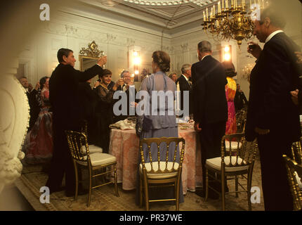 Us-Präsident Ronald Reagan gibt einen Toast auf ein Abendessen für Anwar Sadat im August 1981, dieses Foto wurde von einer entfernten Kamera, montiert in einem Blumentopf, die ich erstellt habe. Ein Laserstrahl die Kamera dann einen anderen Laser, der sich von der Decke des Staates Speisen romm aufprallte und zurück kam ein 2000 Watt Dynalite Strobe, das Licht auf den Präsidenten und den Fernseher leuchtet, um Balance zu Trigger ausgelöst ausgelöst. Foto von Dennis Brack bb 24. Stockfoto