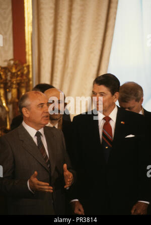 Präsident Ronald Reagan und der Generalsekretär Gorbatschow sprechen bei einem Gipfel in Moskau im Mai 1988. Foto von Dennis Brack bb 24. Stockfoto