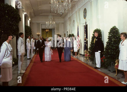 Präsident Ronald Reagan und First Lady Nancy Reagan und Präsident Sadat und Frau, Jehan al Sadat: Gehen Sie die Grand Hall gegenüber dem Staat Esszimmer ein Abendessen für Anwar Sadat im August 1981, Foto von Dennis Brack bb 24. Stockfoto