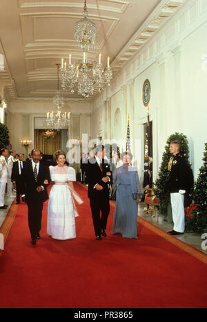 Präsident Ronald Reagan und Anwar und Jehan Sadat gehen Sie die Grand Hall an den Staat Speisesaal ein Abendessen für Anwar Sadat im August 1981, Foto von Dennis Brack bb 24. Stockfoto