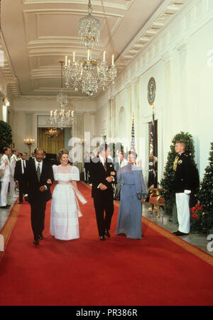 Präsident Ronald Reagan und First Lady Nancy Reagan und Präsident Sadat und Frau, Jehan al Sadat: Gehen Sie die Grand Hall gegenüber dem Staat Esszimmer ein Abendessen für Anwar Sadat im August 1981, Foto von Dennis Brack bb 24. Stockfoto