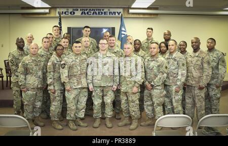 Eine Gruppe von 26 älteren Unteroffiziere posieren für ein Gruppenfoto vor dem Abschluss von Fort Stewart Georgien der erste Master Leader Kurs Juli 31. Die rigorose zweiwöchigen Kurs wurde am Fort Stewart NCO Academy, und obwohl die Armee an der Entwicklung und Verfeinerung der MLC für die letzten zwei Jahre, wurde es für die Sergeants first class gefördert Sergeant unter Wählen Sie, Zug, zu erziehen und zu fördern (Schritt)-Richtlinie am 1. Januar 2017 zu meistern. Stockfoto