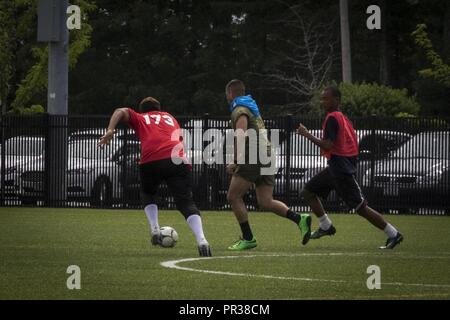 Us Marine Corps Sgt. Brandon Melendez nimmt Teil an ein 11 vs 11 Fußballspiel mit Teilnehmern der Sport Leadership Academy - Boston Fußball-Programm in den Vordergrund tritt in Taunton, Massachusetts, 22. Juli 2017. Die Akademie ist ein kostenloses Programm, High School Athleten angeboten, ihre Fußball-Fähigkeiten und gewinnen Führung Wissen aus der lokalen Marine recruiters zu steigern. Melendez ist ein kundenwerbung Personalvermittler mit dem Einziehen der Unterstation Boston, Mass. Stockfoto