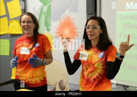 Ivy Williams, stellvertretender Direktor der STERNENBASIS Austin, und Laura Badbookeh, ein Ausbilder mit STARBASE Austin, selbst für Studenten die Einführung am ersten Tag des auf die STERNENBASIS Summer Camp im Camp Mabry, Texas, 31. Juli 2017. STARBASE ist ein Verteidigungsministerium finanzierten Programm, ermutigt die Kinder Spaß mit den Stammzellen Disziplinen der Wissenschaft, Technologie, Ingenieurwesen und Mathematik zu haben. Stockfoto