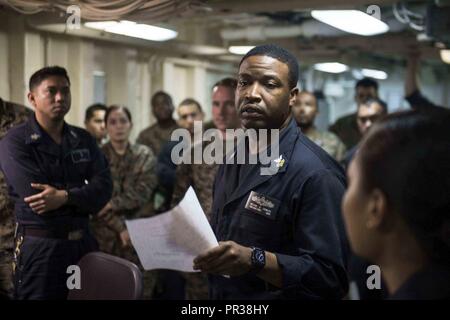 Pazifik (27 Juli 2017) Hospital Corpsman 1. Klasse Michael Denson, ein Eingeborener von Smithfield, Virginia, die auf der medizinischen Abteilung an Bord zugeordnet Die amphibious Transport dock Schiff USS San Diego LPD (22), leitet Stretcher bearer Ausbildung in medizinischer Triage des Schiffes. San Diego, Teil der Amerika Amphibious Ready Group, mit 15 Marine Expeditionary Unit eingeleitet, in der pazifischen Region Indo-Asia Partnerschaften zu stärken und dienen als ready-Response Force für jede Art von Kontingenz. Stockfoto