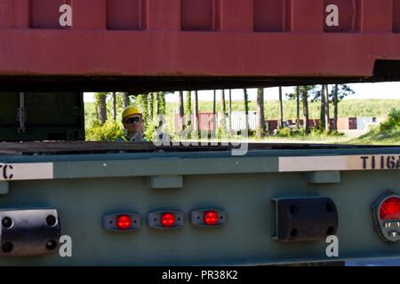 Us-Armee finden Sgt. Dean Steven, ein Fachmann mit der 1182Nd Bereitstellung und Distribution Support Bataillons, führt eine mi-jack Railstacker laden Frachtcontainer bei Pads in Military Ocean Terminal Sunny Punkt, N.C., auf eine M-878 Lkw im Rahmen der Operation Trans Mariner 17., 30. Juli 2017 inszeniert. Während der Operation, Armee finden Transport Spezialisten erleichtern die Übertragung von Zubehör und Munition für Einheiten, die in der ganzen Welt. Stockfoto