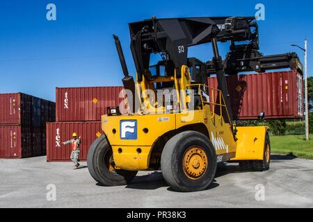 Us-Armee finden Sgt. Kelvin Torbinio, einer Ladung Fachmann mit der 1182Nd Bereitstellung und Distribution Support Bataillons, führt eine mi-jack Railstacker laden Frachtcontainer bei Pads in Military Ocean Terminal Sunny Punkt, N.C., auf eine M-878 Lkw im Rahmen der Operation Trans Mariner 17., 30. Juli 2017 inszeniert. Während der Operation, Armee finden Transport Spezialisten erleichtern die Übertragung von Zubehör und Munition für Einheiten, die in der ganzen Welt. Stockfoto