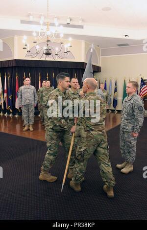 FORT GEORGE G. Meade, Maryland - Maj. W. Michael Petullo (links), eingehende Offizier der Cyber Lösungen Entwicklung (CSD) Distanz, übernimmt die Behörde des CSD durch den Empfang der Guidon von Oberstleutnant Justin Considine (rechts), der Kommandant der 781St Military Intelligence (MI) Bataillon, in einem Führungswechsel Zeremonie im Club Meade, 25. Juli Stockfoto