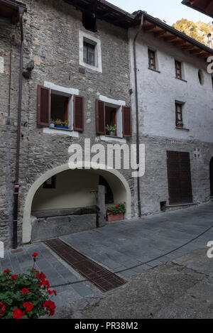 Alte Brunnen im mittelalterlichen Dorf von Bard in Valle d'Aosta, Bild vertikal Stockfoto